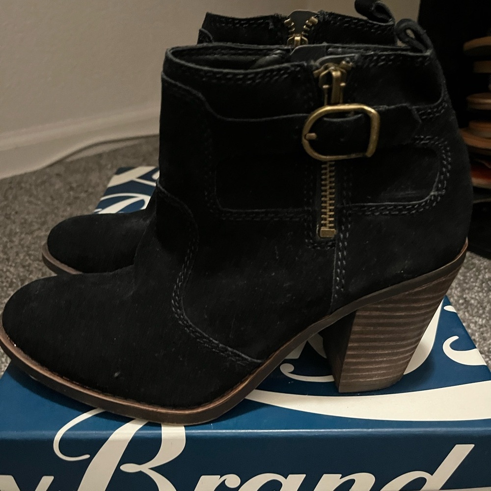 Lucky brand Everalda black split suede bootie size 6
